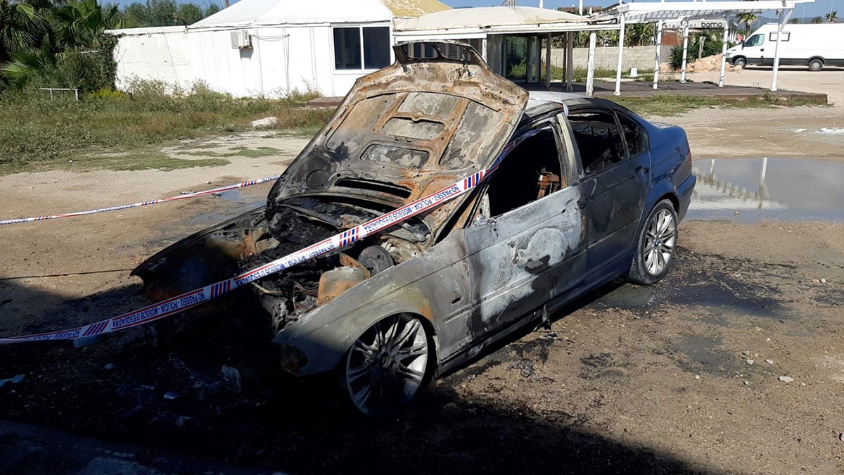 El vehicle va quedar cremat tot i que els dos ocupants no van patir ferides de gravetat.