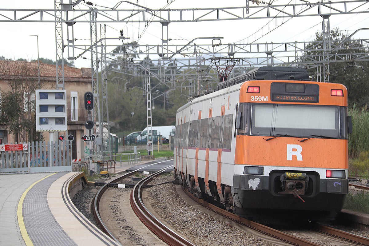 Un tren de Rodalies, sortint de l'estació de Flaçà