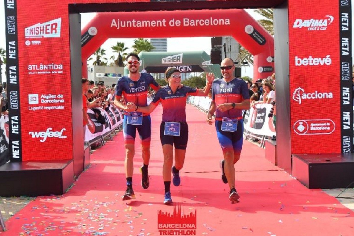 La família Venteo Coll creua junta la meta del Triatló de Barcelona