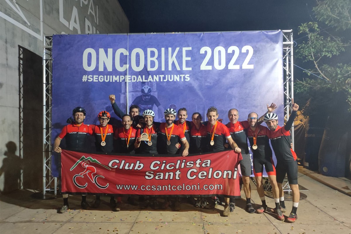 Integrants dels dos equips del CC Sant Celoni que han participat a l'Oncobike 2022