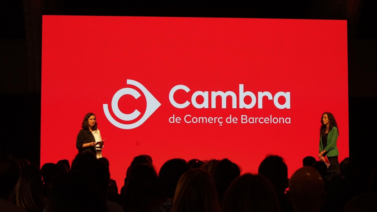 Eva Borràs i Mònica Roca presenten la nova identitat corporativa de la Cambra.