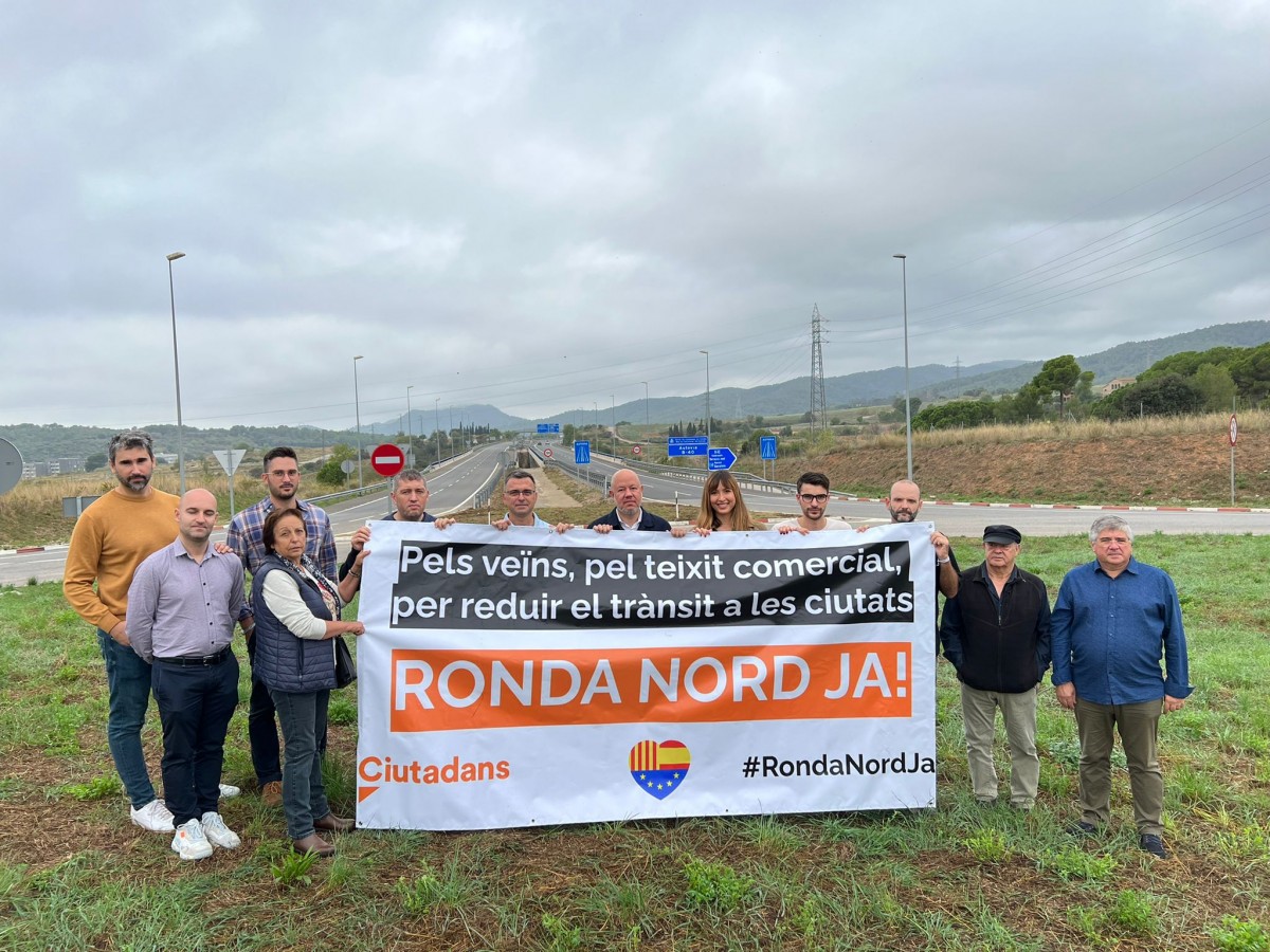 Pancarta que Ciutadans ha desplegat a l'altura de la B-40 per reclamar la Ronda Nord