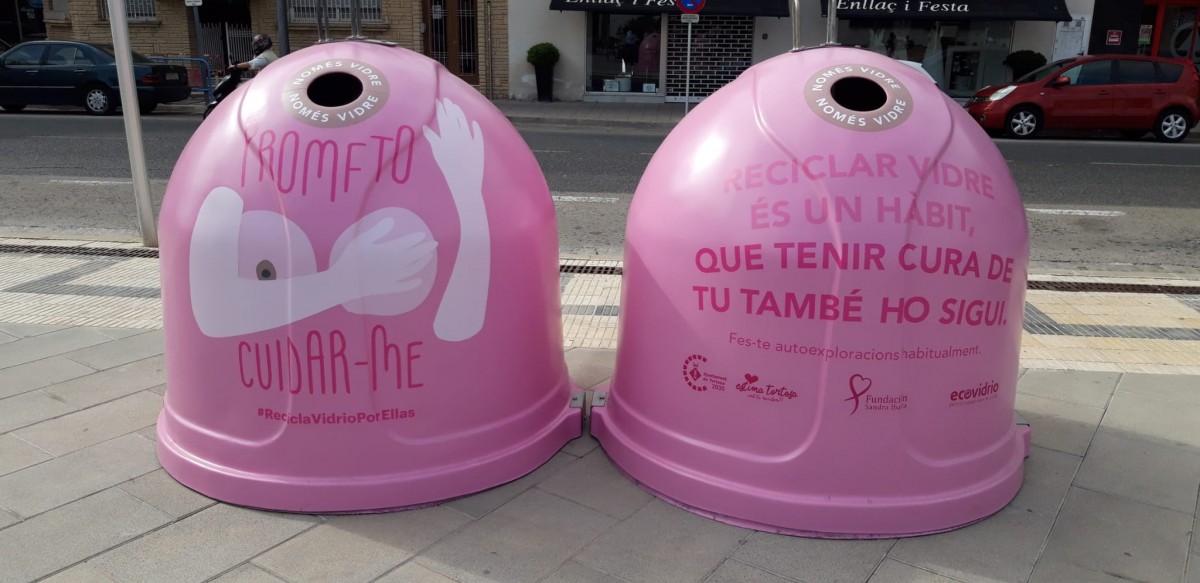 Contenidors en solidaritat amb el càncer de mama instal.lats a la Plaça del Carrilet de Tortosa 