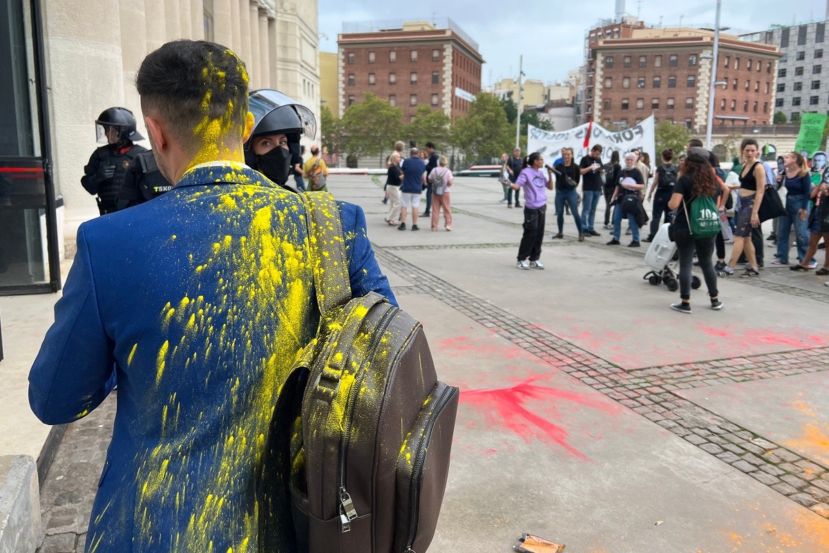 Els manifestants llancen pintura de colors als congressistes de The District