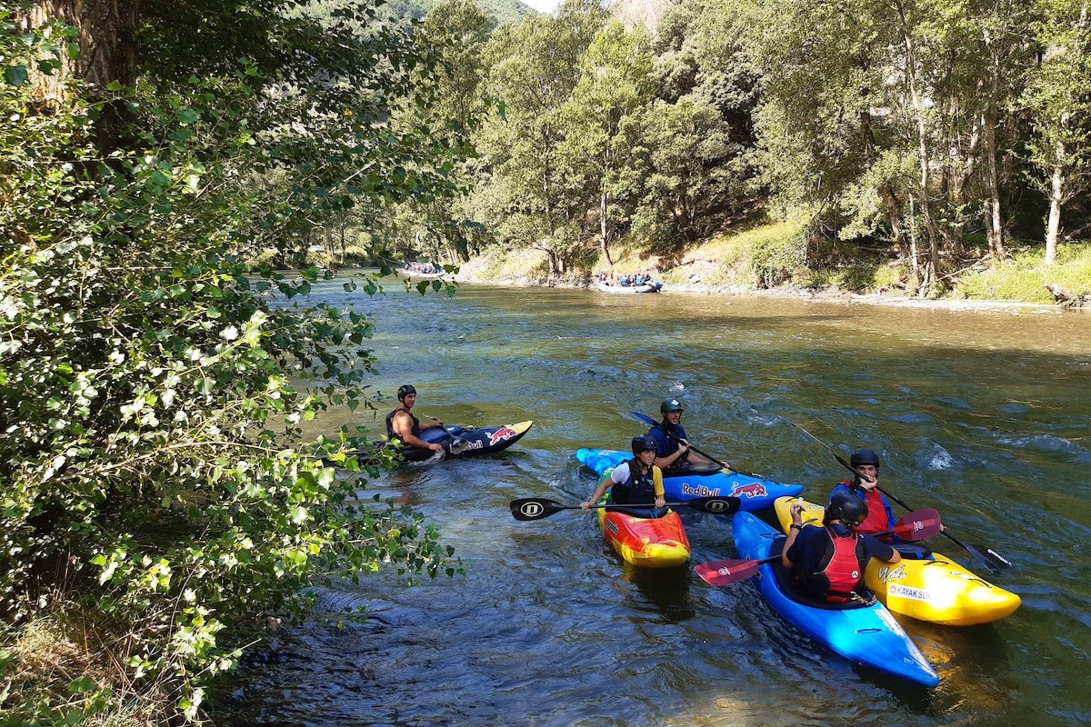 Un grup de canoes al riu Noguera Pallaresa