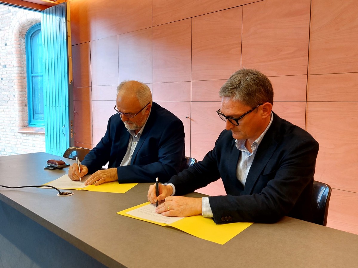 Signatura de l'acord de donació de l'anunci de Netol per part del propietari al MNACTEC