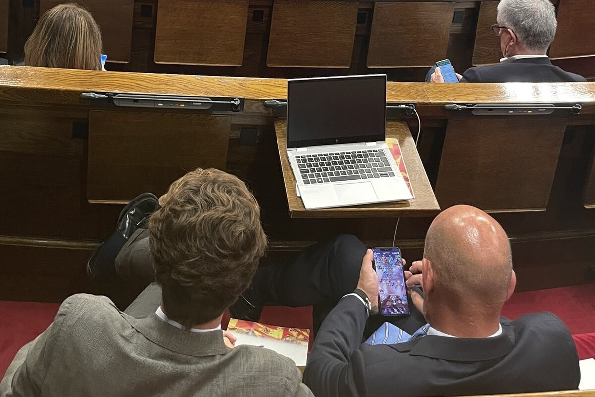 El diputat de Vox Toni López ha estat enxampat jugant amb el mòbil durant el Ple del Parlament
