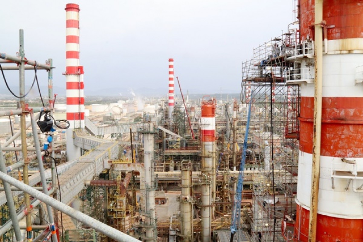 Imatge de la refineria de Repsol, des de dalt de la torre de buit, durant la parada, amb la torre de cru a la dreta