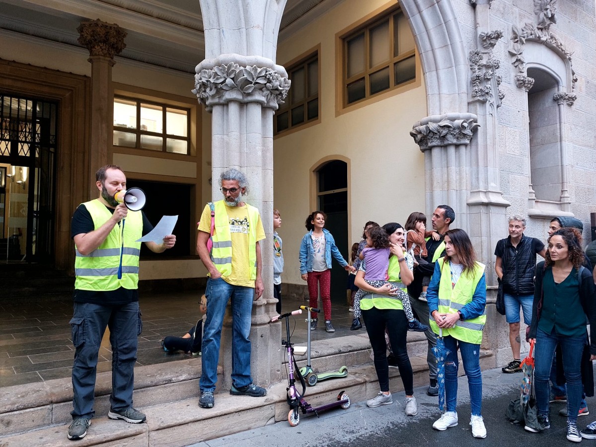 Damià Hoyos, un dels representants de la Pepeta, llegint el comunicat de reclam al Raval de Montserrat