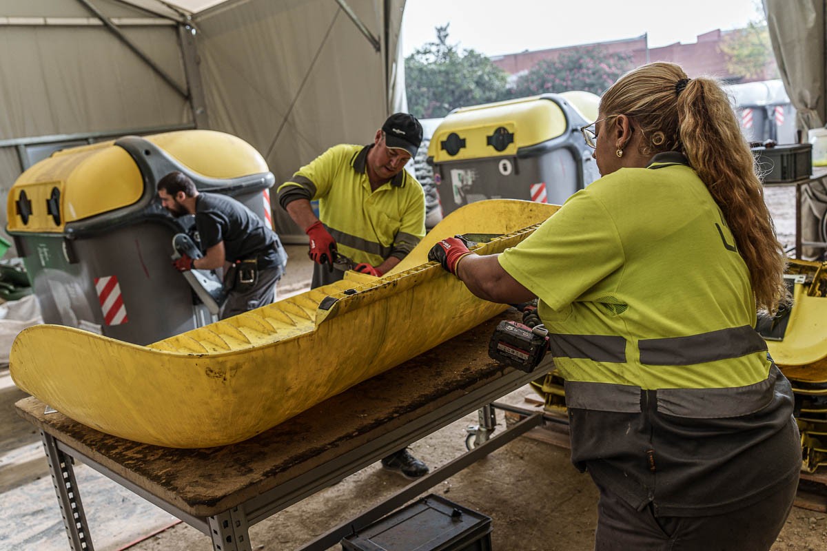 Un grup de treballadors d'un programa d'inserció laboral desballesta els antics contenidors de Barcelona