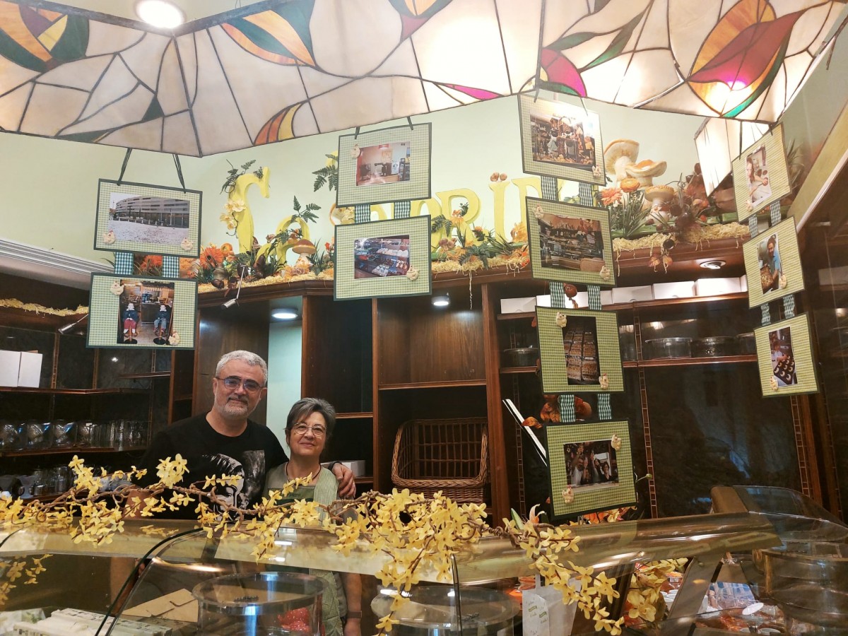 En Josep Trullàs i l'Elisabet Ibáñez, desmuntant la pastisseria La Florida