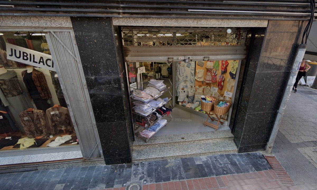 Exterior de la botiga de roba Comas, de Reus, que liquida gènere per jubilació