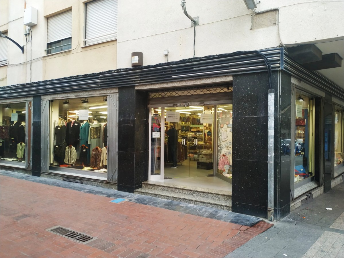 Exterior de la botiga de roba Comas, al carrer del Vent de Reus, aquesta tarda de dissabte