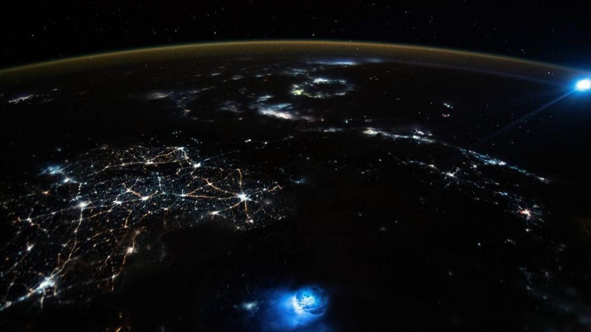 Les dues taques blaves brillants en l'atmosfera de la Terra, sobre el mar de la Xina Meridional