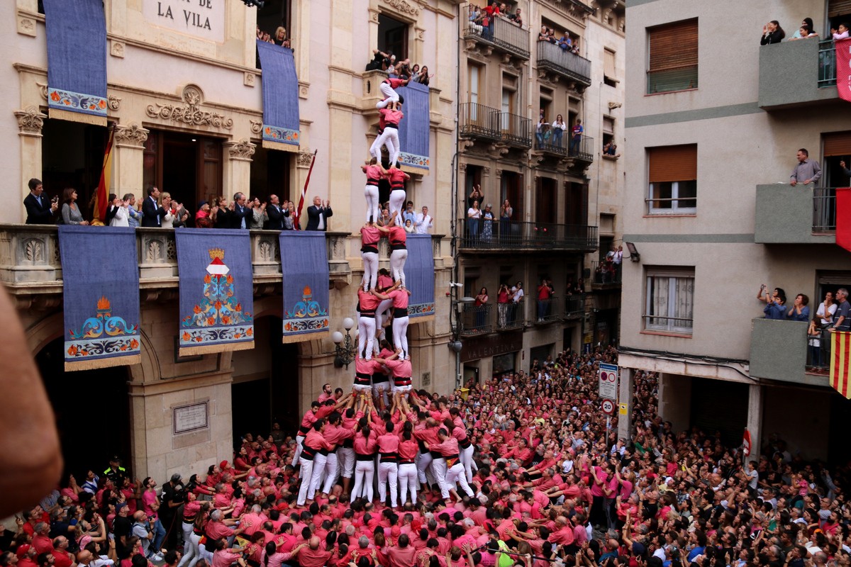 La Colla Vella Xiquets de Valls carregant el 4 de 9 amb folre i agulla per Santa Úrsula