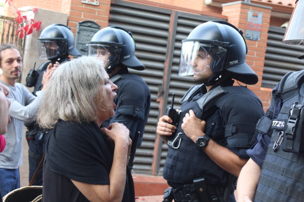 Activistes en defensa del dret de l'habitatge protestant contra l'actuació policial