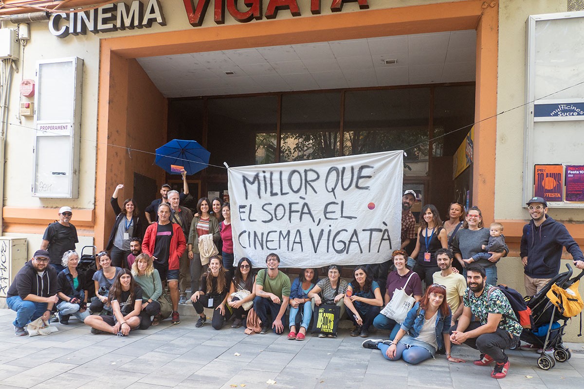 Participants en la ruta pels espais Protesta, davant del Cinema Vigatà.