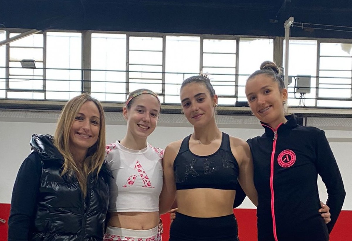 D'esquerra a dreta amb Ester Fornell (entrenadora), seguida d' Ares Navarro, Marina Albets i Paula García