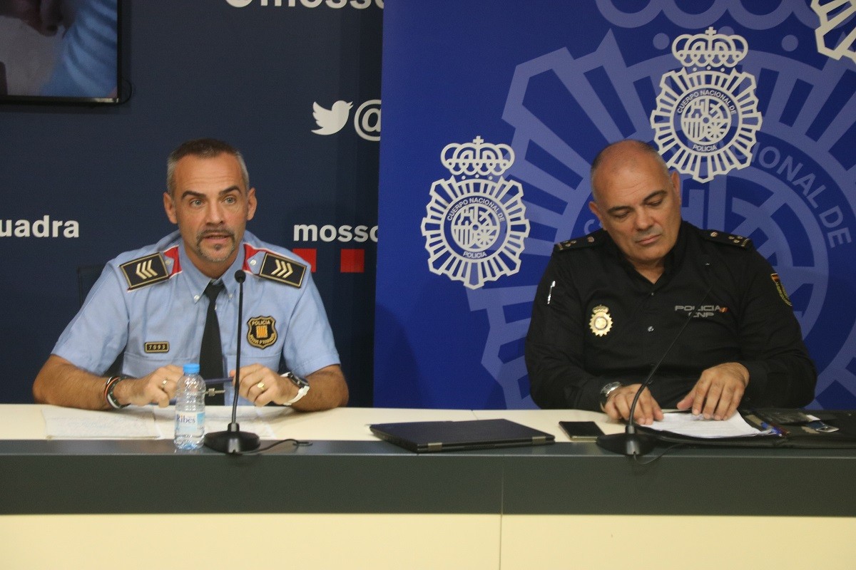 Els caps policials José Merino i Esteban Patricio, durant la roda de premsa