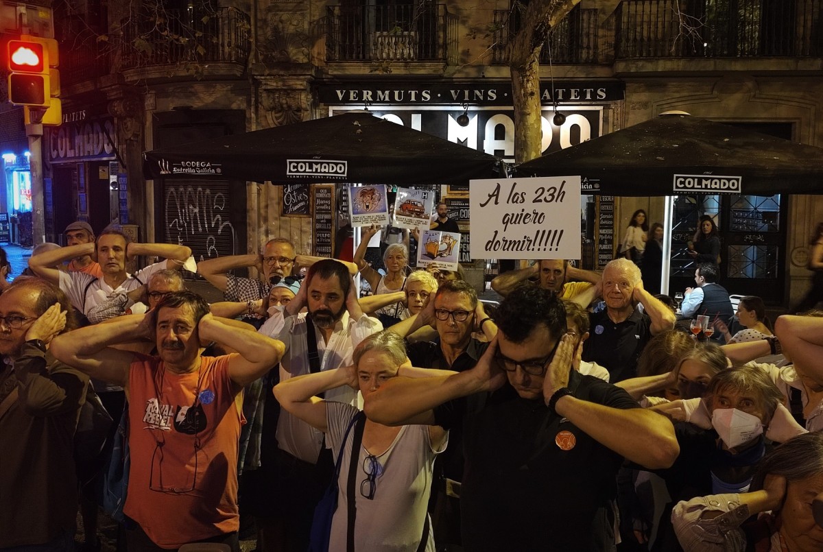 Veïns contra el soroll i el gran impacte de les terrasses protesten al carrer Enric Granados