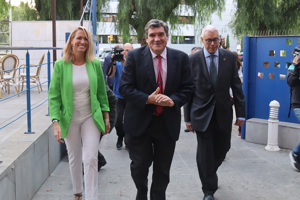 El ministre de Seguretat Social, José Luís Escrivá, arribant a la seu de l'ICAT de Tarragona acompanyat de la delegada del govern espanyol a Catalunya, Maria Eugènia Gay.
