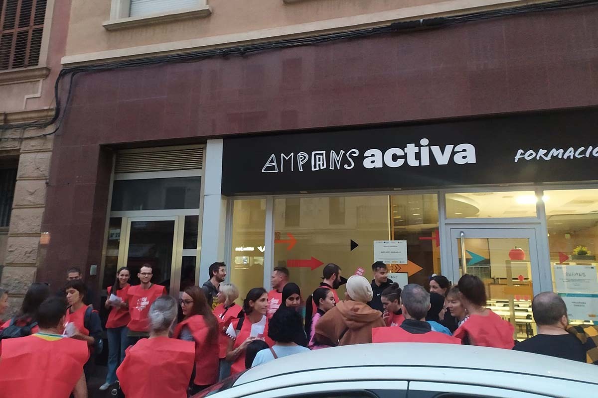 Concentració de treballadores davant l'Ampans Inserció Laboral del carrer Barcelona