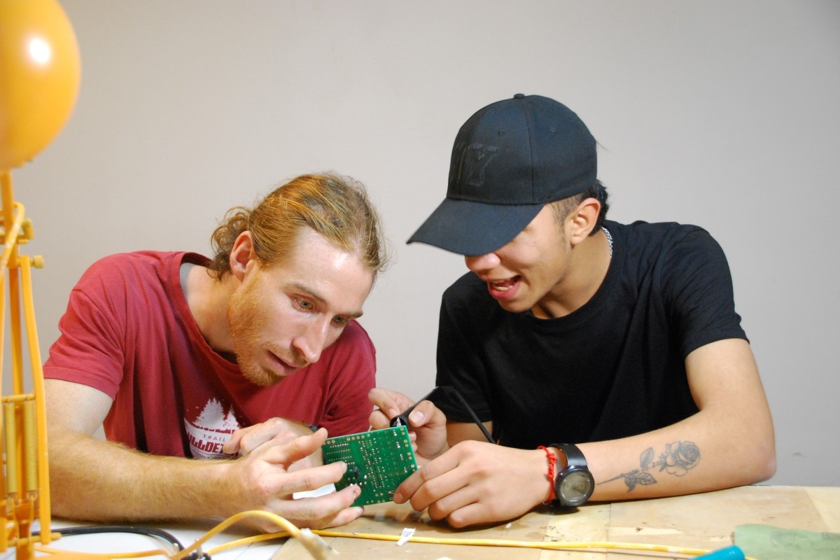L'Aleix i l'Omar polint els darrers detalls dels sensors