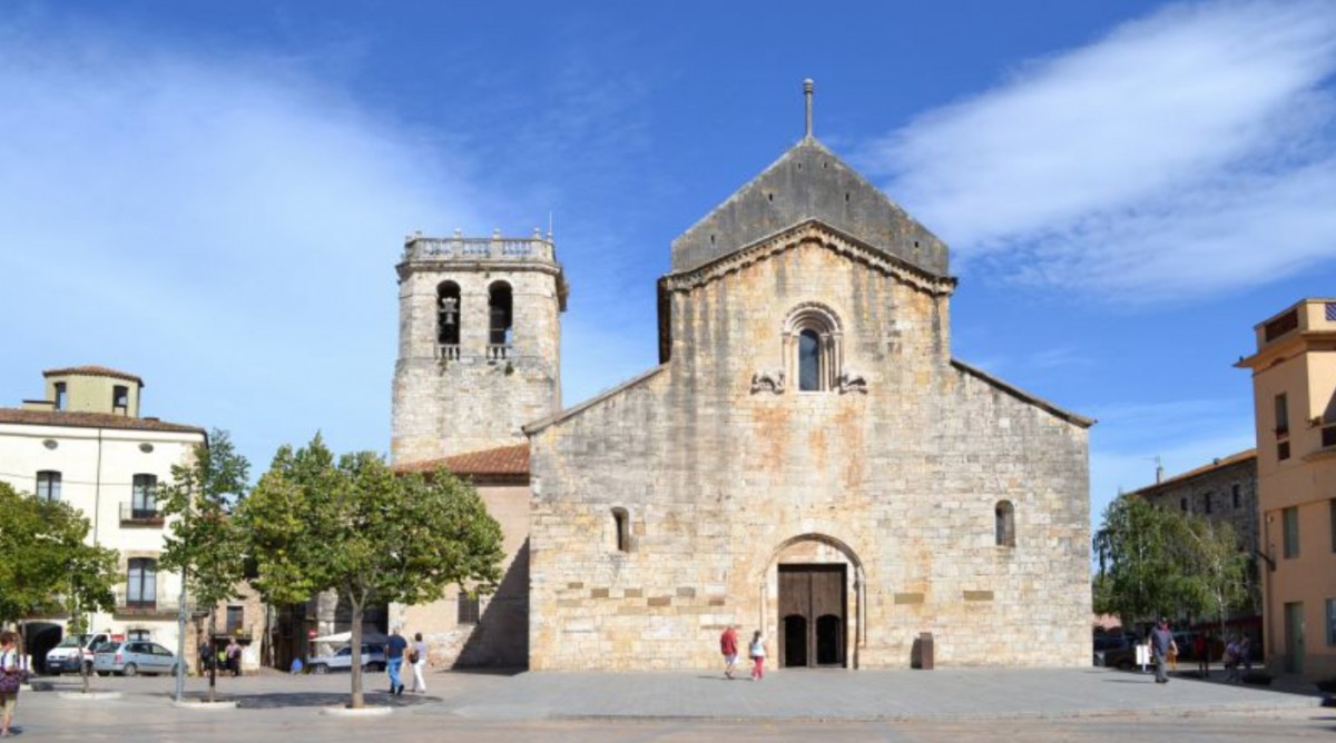 El Prat de Sant Pere de Besalú amb el monestir que porta el mateix nom