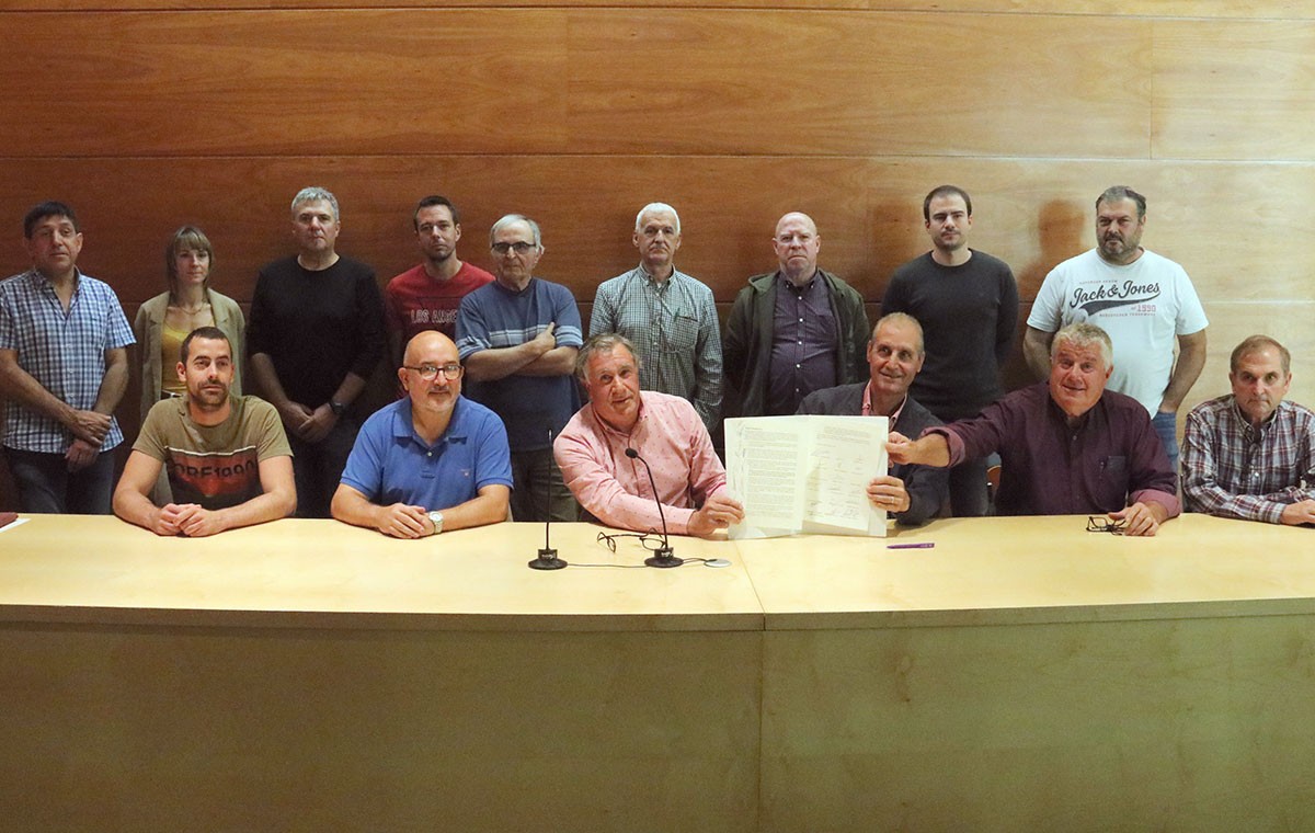 Alcaldes i presidents de cooperatives i de regants signants, amb el manifest.