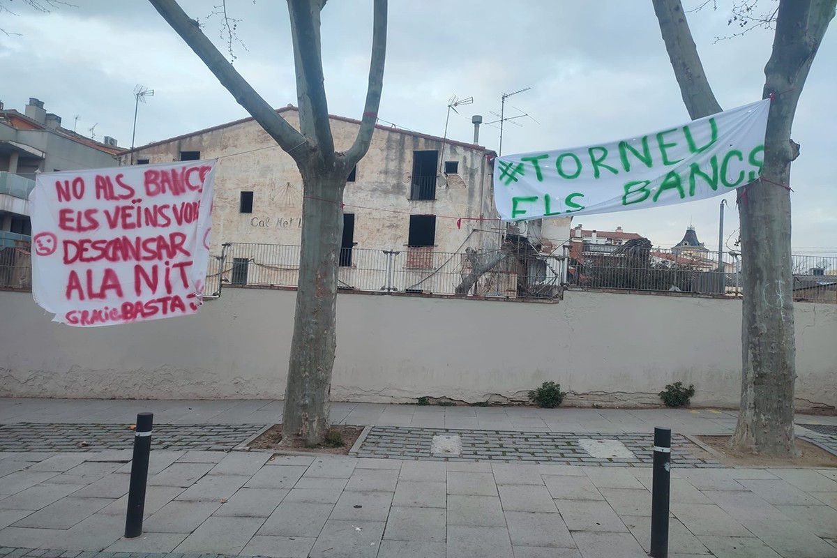 Els bancs de la plaça Manuel Miralles no es tornaran a instal·lar