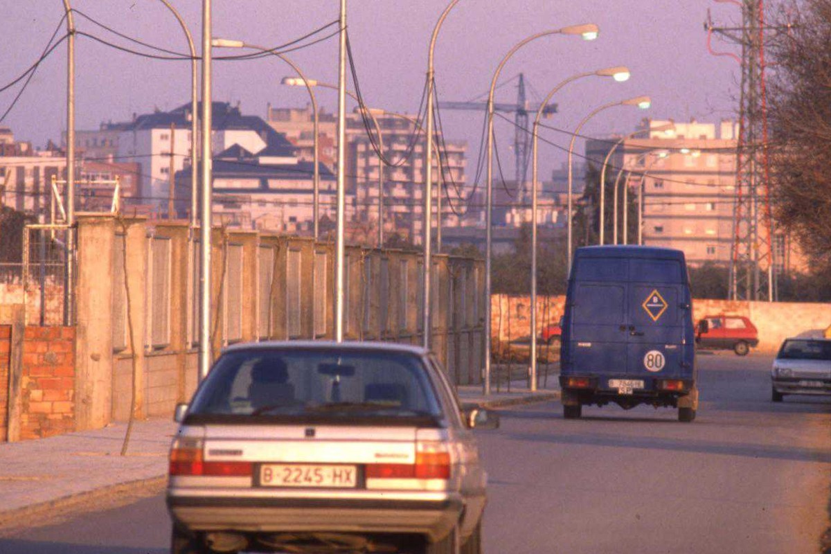 Una imatge d'uns vehicles tot circulant per un carrer del barri Pelai, de Reus, als anys 80