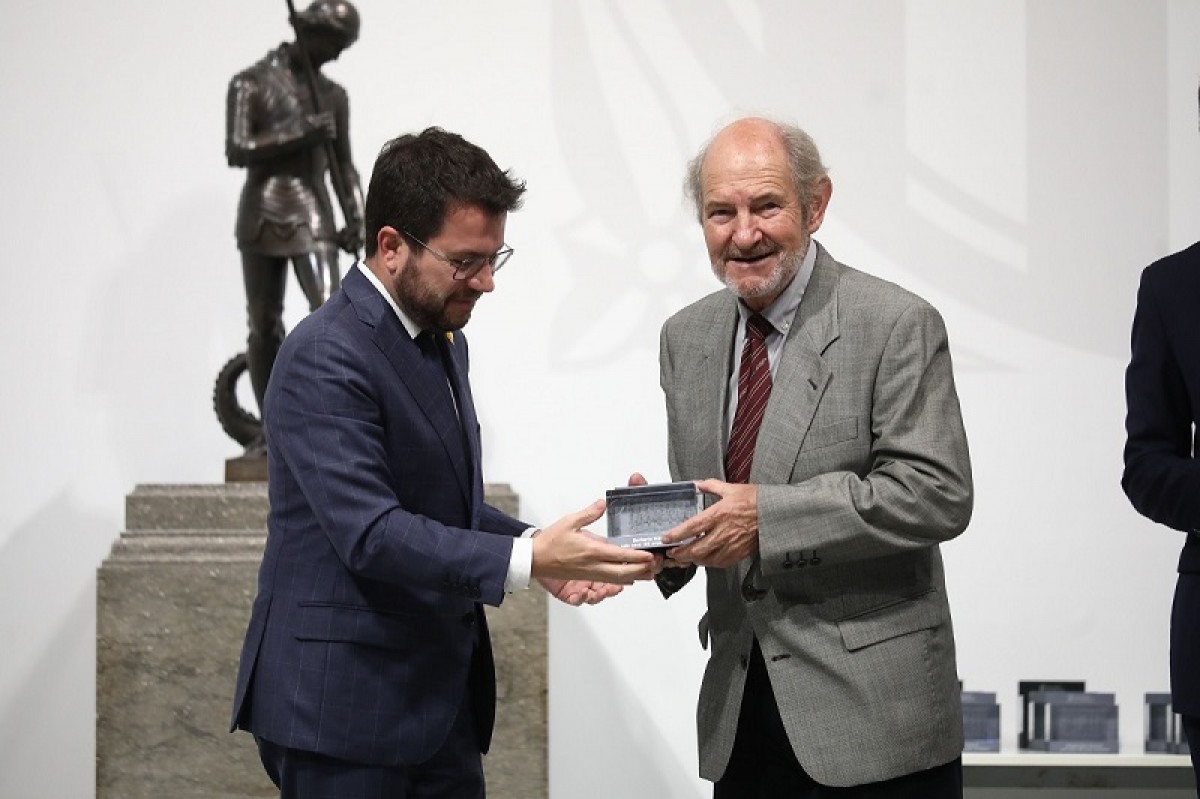 El senyor Serra, de la Barberia Moreno, recollint la distinció de mans del president de la Generalitat