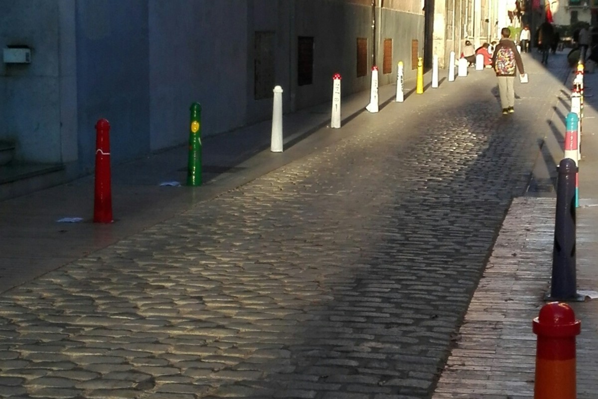 Les pilones pintades al carrer de Sant Llorenç, una acció dinamitzadora al Carme