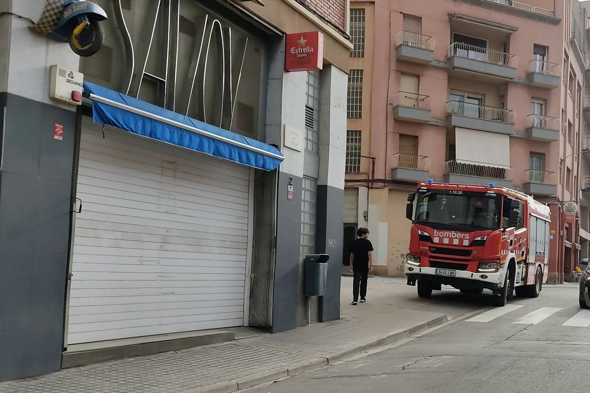 El camió dels Bombers aturat a la plaça Catalunya de Manresa