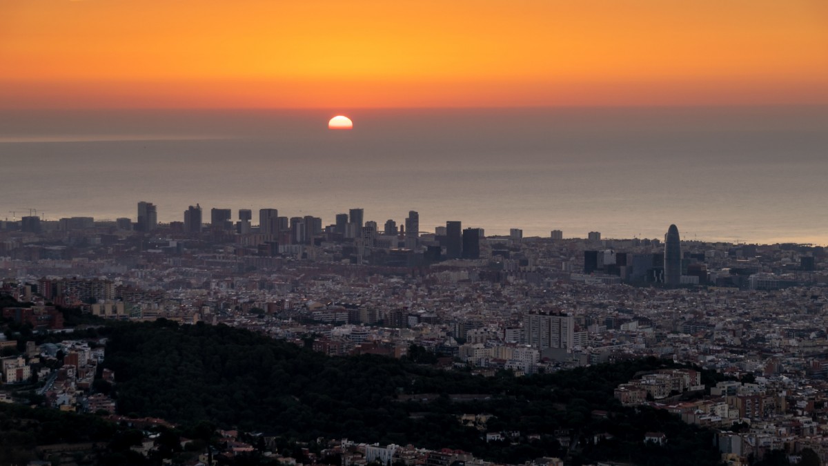 Sortida del sol a Barcelona, vista des de l'Observatori Fabra