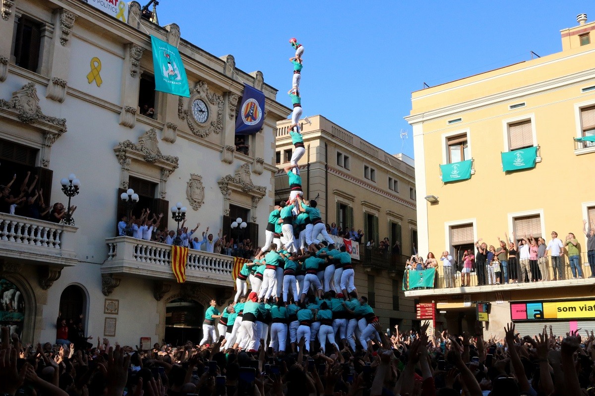 Els Castellers de Vilafranca, carregant el castell