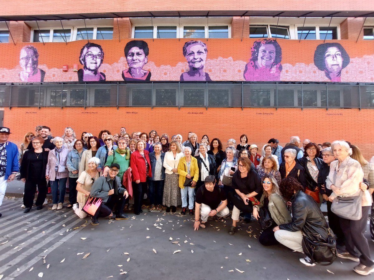 Les entitats han reconegut les deu dones pintades a la façana del Centre Cívic amb unes paraules de dedicació