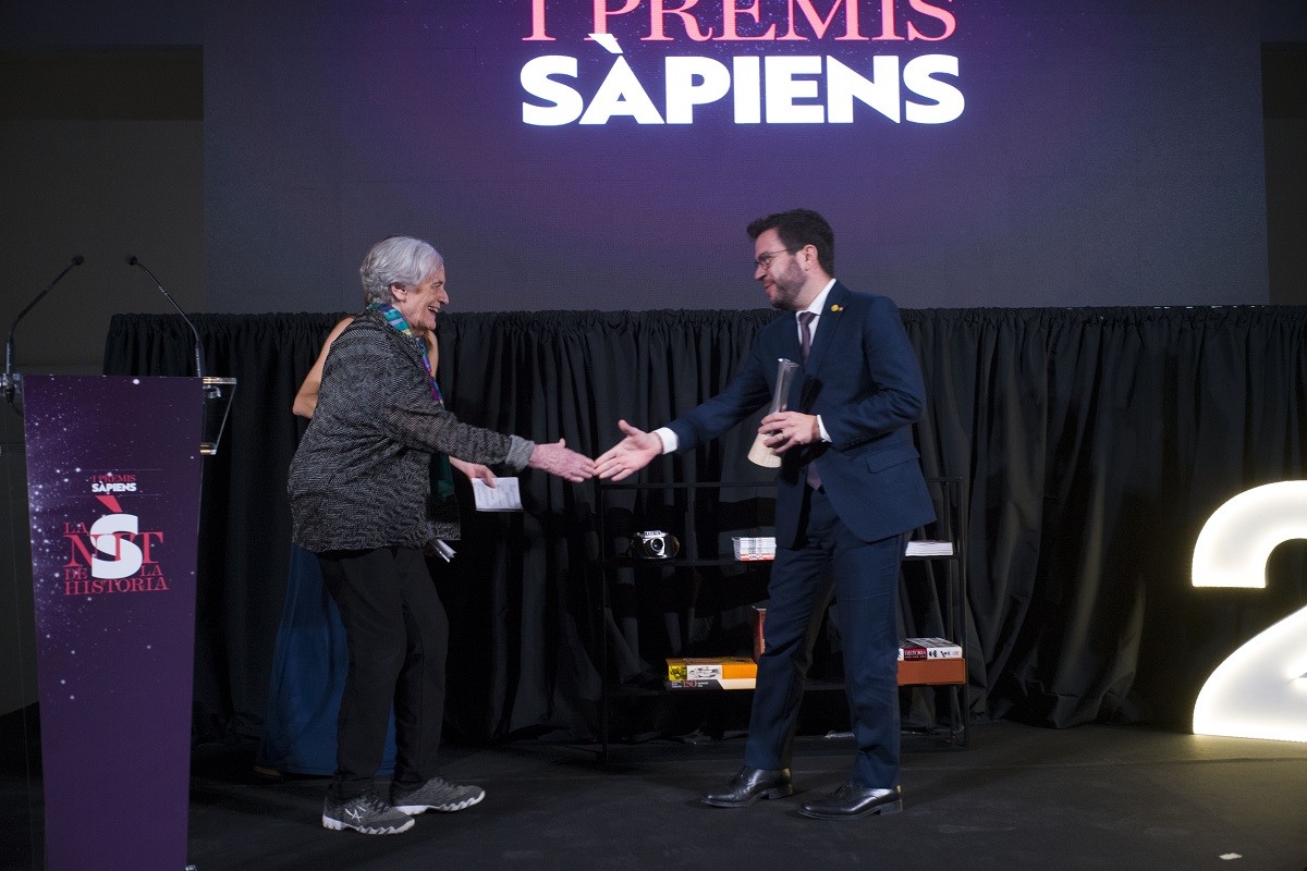 Pere Aragonès entrega el Premi d’Honor de la Història a Eulàlia Duran