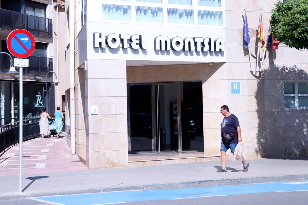 Accés principal de l'hotel Montsià, a l'avinguda de la Ràpita d'Amposta, adquirit per l'empresa Kronospan  