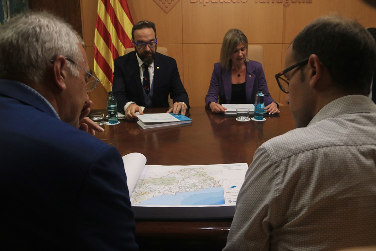 El conseller de Territori, Juli Fernàndez, durant la reunió per tractar el pla zonal de la xarxa local de carreteres al Palau de la Diputació de Tarragona.