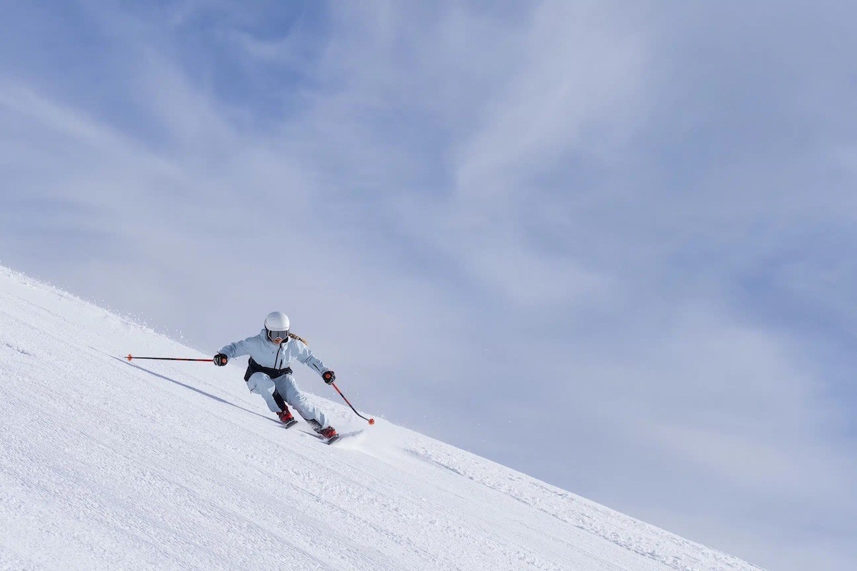 Una esquiadora en una estació d'esquí catalana