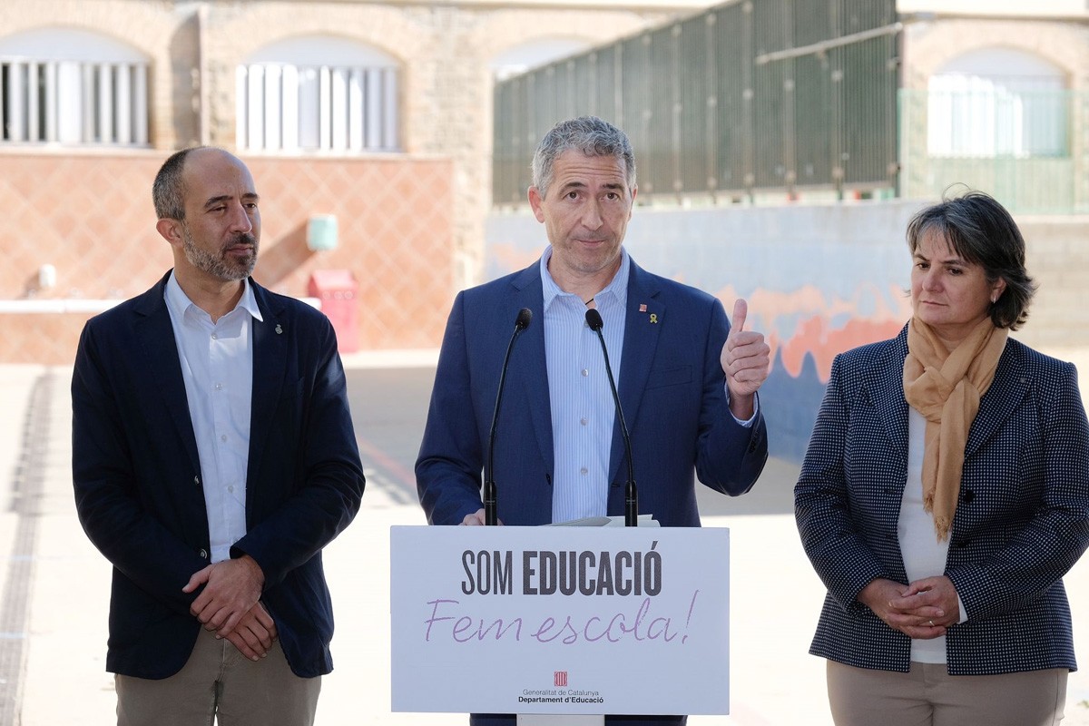 El conseller Josep Gonzàlez-Cambray anunciant la integració de la Joviat a la xarxa pública