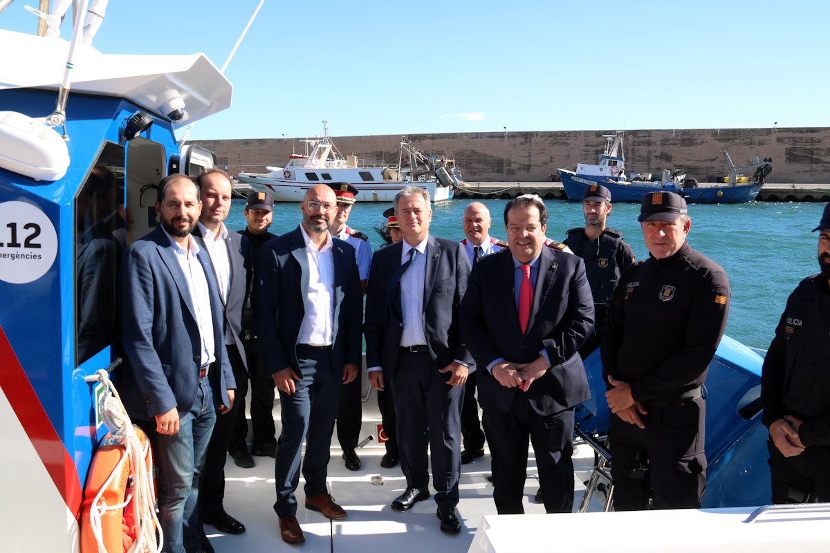 El conseller d'Interior, Joan Ignasi Elena, durant la visita a l'embarcació de la Policia Marítima dels Mossos d’Esquadra a l'Ametlla de Mar  
