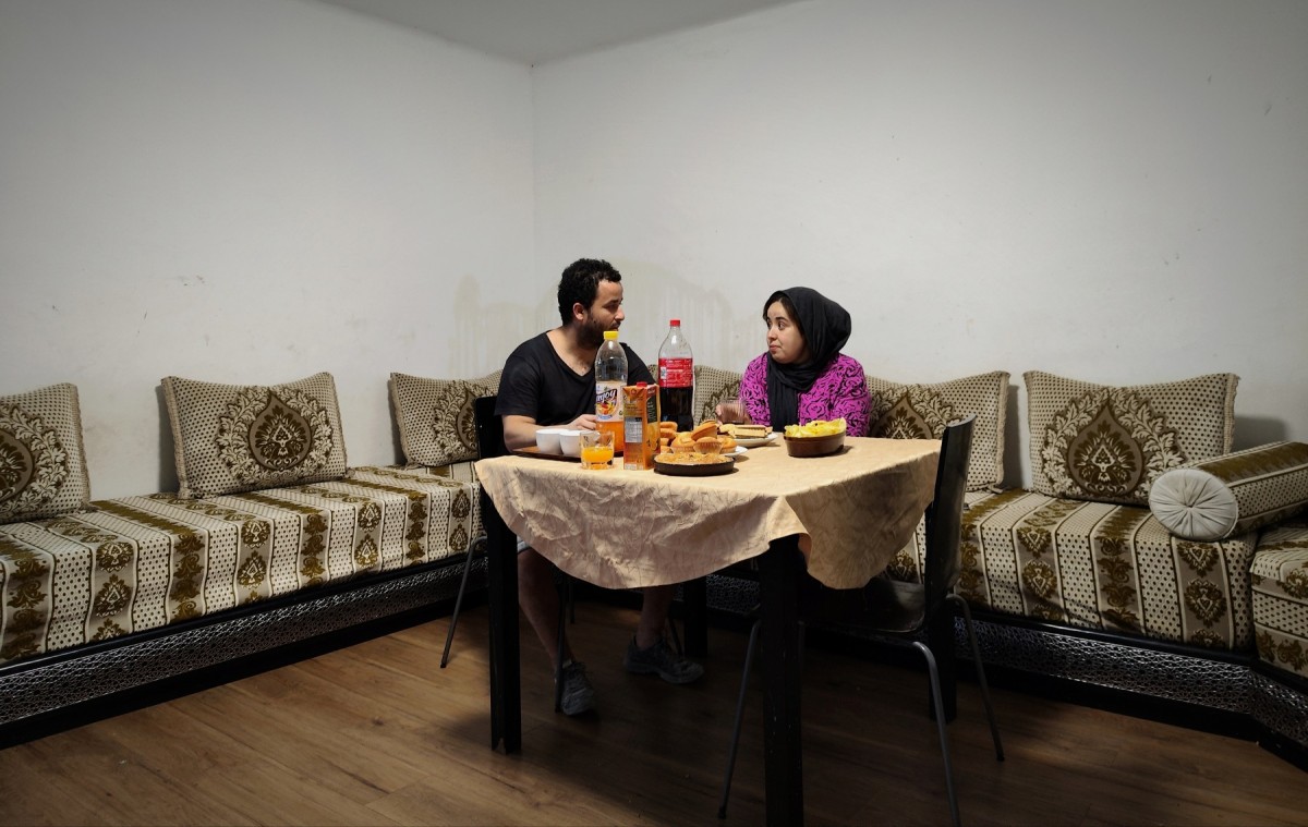 Rajaa Taidi i Youness Elochi, al menjador del pis de la Sareb on viuen des de fa dos anys.