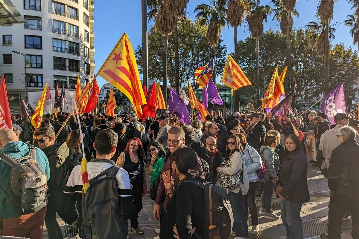 Manifestants a la plaça de Catalunya de Perpinyà