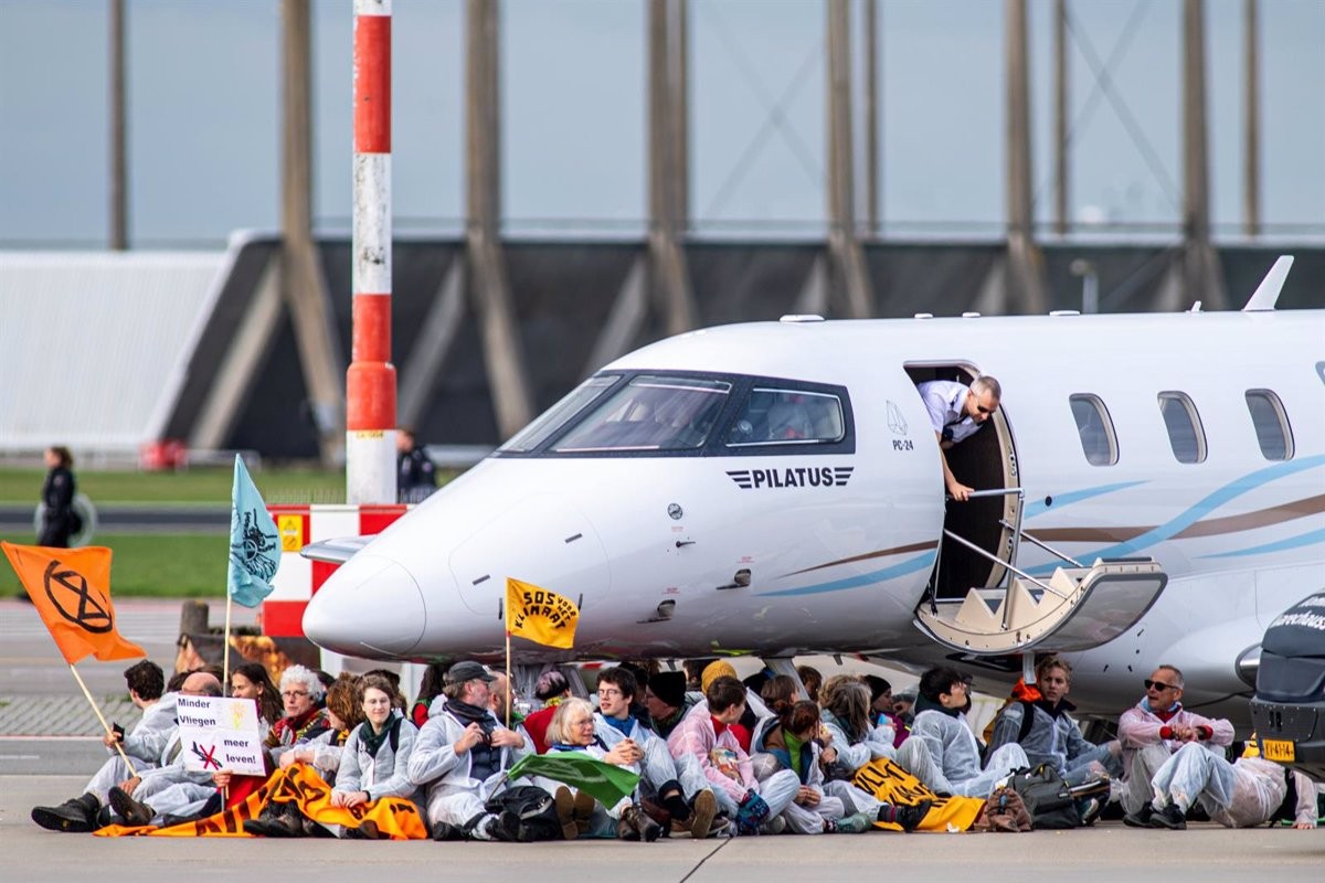 Els activistes impedeixen que un avió privat s'enlairi