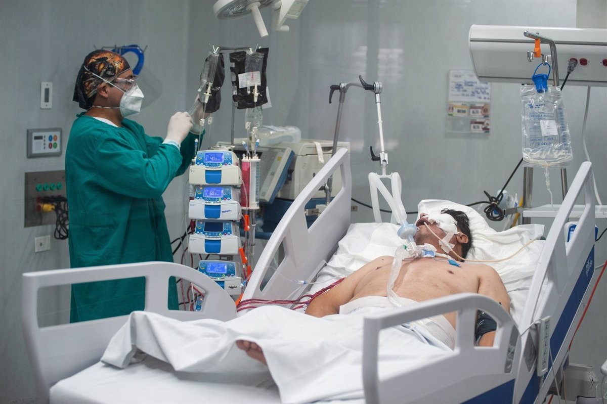 Un metge a l'Equador atén un pacient. 