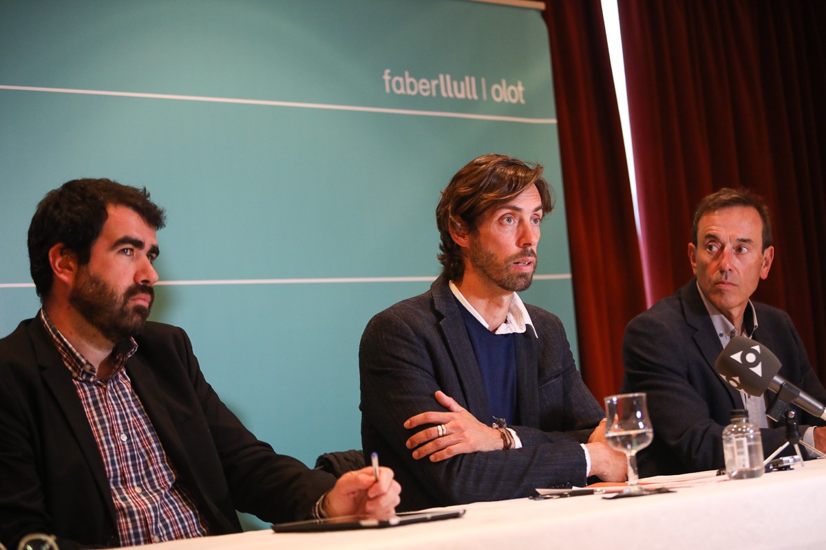 Pere Almeda, director de l'Institut Ramon Llull, al mig de l'alcalde Pep Berga i Àlex Hinojo