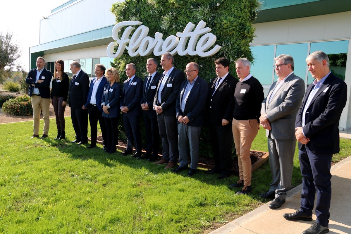 Foto dels representants de Florette i autoritats territorials a la planta de la companyia navarresa al polígon Catalunya Sud. 