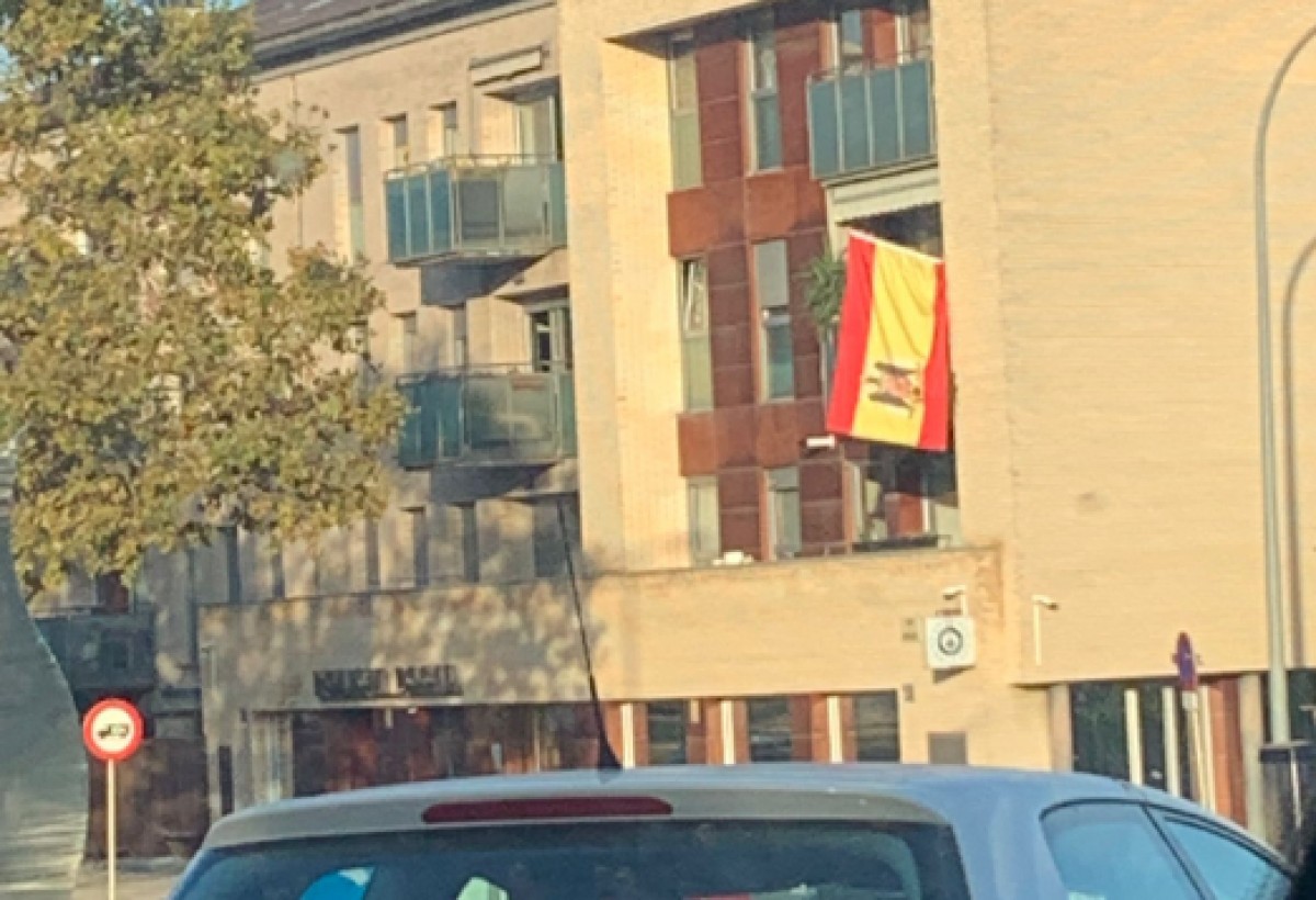 Imatge de la bandera sobre la comissaria de la Policia Local de Sant Quirze del Vallès
